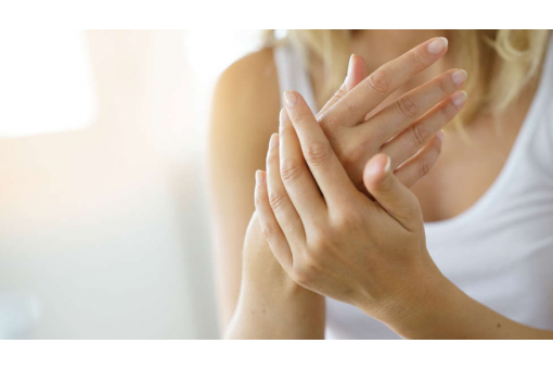 Mani screpolate e freddo: come prendersene cura 