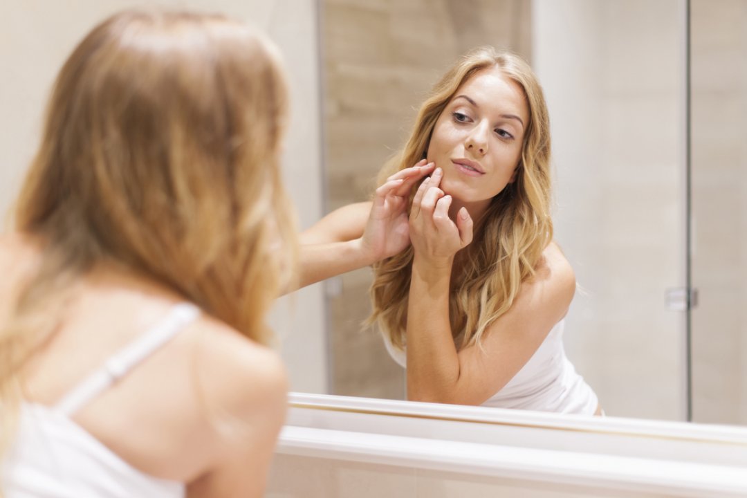 Come curare l’acne: cause e rimedi per curare i brufoli del viso