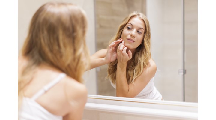 Come curare l’acne: cause e rimedi per curare i brufoli del viso