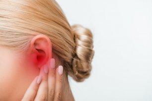 Dolore e mal di orecchio sinistro e destro: sintomi, cause e rimedi