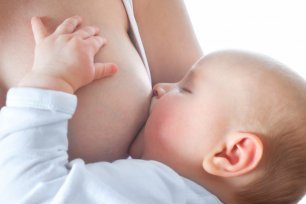 Integratori per allattamento al seno: a cosa servono, quando assumerli e tipologie di vitamine per la mamma
