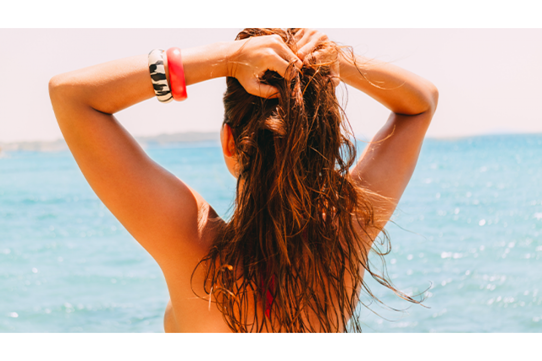 Proteggi i tuoi capelli dai danni del sole: come mantenerli sani e forte anche in estate 
